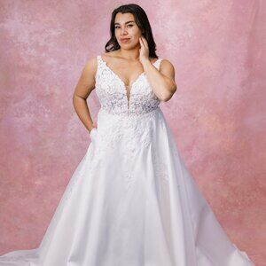 1075 Wedding Dress by Martina Liana - Street Size 16 - Boutique Sample